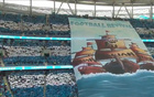 大連球迷巨型Tifo“足球復興”震撼梭魚灣球場！