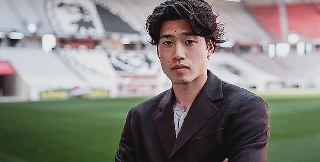 官方：弗賴堡簽約日本邊鋒鈴木唯人，將穿14號球衣。