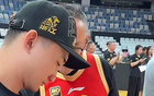 廣廈奪冠見面會，孫銘徽圈粉，多人共話榮耀，合影冠軍鼎與FMVP獎杯。