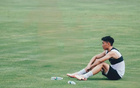 楊帥尋球啟事，踢飛球被拿走。