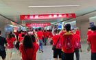 頭球與握手，場內(nèi)場外不同風采！
