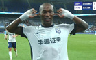 三鎮(zhèn)外援進(jìn)球后“堵耳”慶祝，深圳球迷憤怒砸杯！危險(xiǎn)！