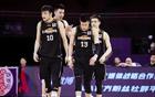 遼籃舊將業(yè)余賽沖突，怒視對手，多人勸解。