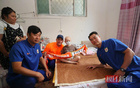 8歲抗癌男孩與王大雷定泰山隊(duì)?wèi)c祝手勢。