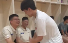 楊瀚森返青，與球員握手，擁抱劉維偉，記者眾多。