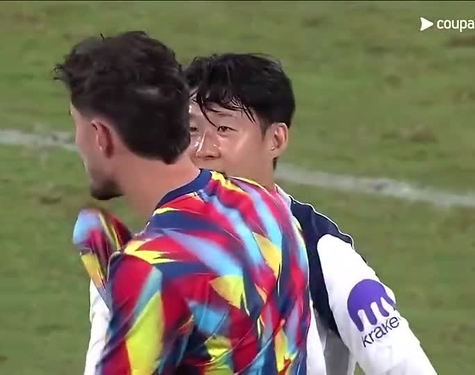 孫興慜、哈弗茨賽后交流，同為藥廠效力