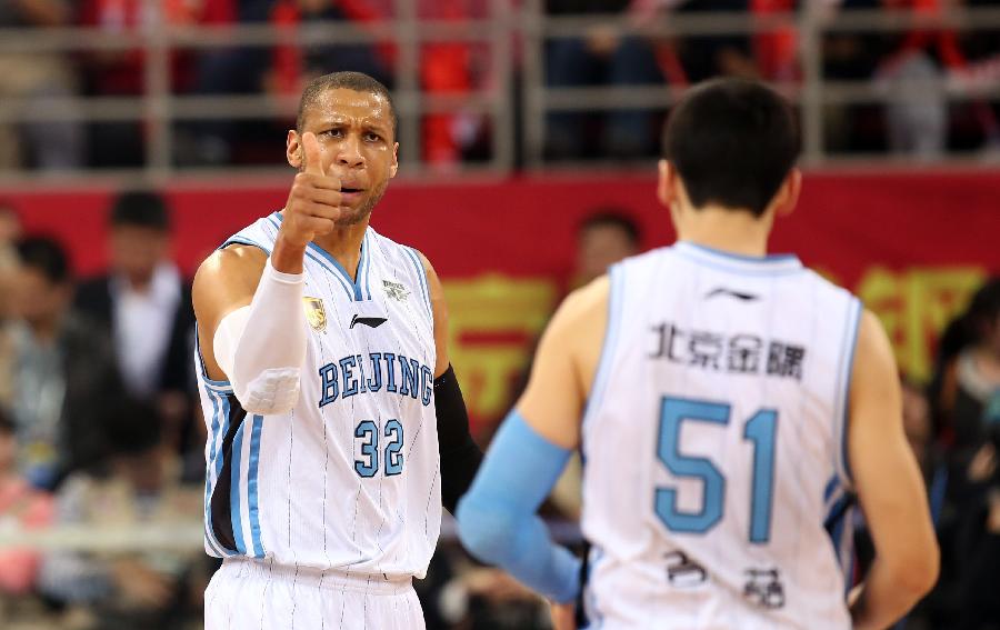 北京時間2025年2月11日，NBA今日共安排了10場比賽，馬刺隊以131:121擊敗奇才，黃蜂89:97輸給籃網(wǎng)，凱爾特人103:85擊敗熱火，威金斯首秀拉垮。雷霆以137:101擊敗鵜鶘，確保西部第一。勇士125:111擊敗雄鹿，巴特勒表現(xiàn)完美，勇士喜提兩連勝。國王以129:128加時賽擊敗獨行俠。掘金以146:117血洗開拓者，湖人半場大比分壓制爵士，一波六連勝即將到手，下面來看看今日具體戰(zhàn)況和西部最新排名。